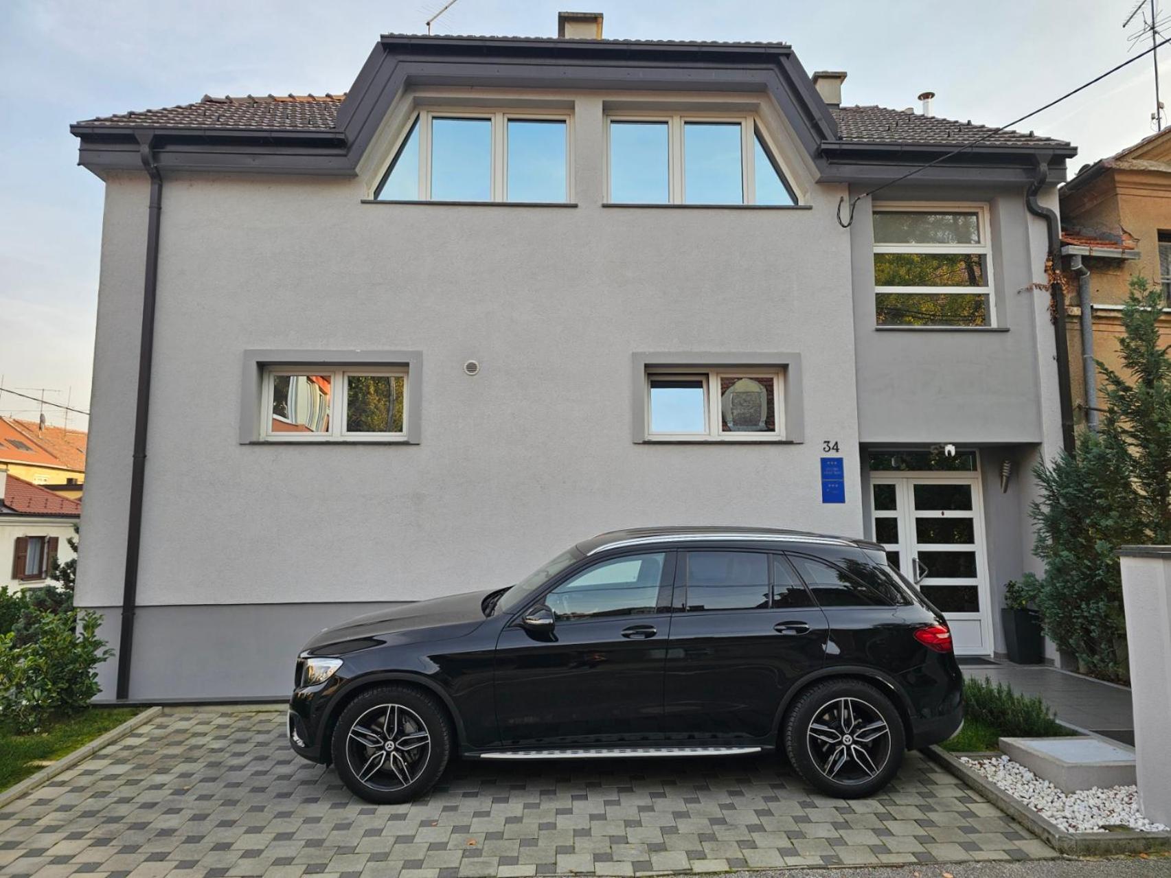 Battistutti - Free Private Parking
